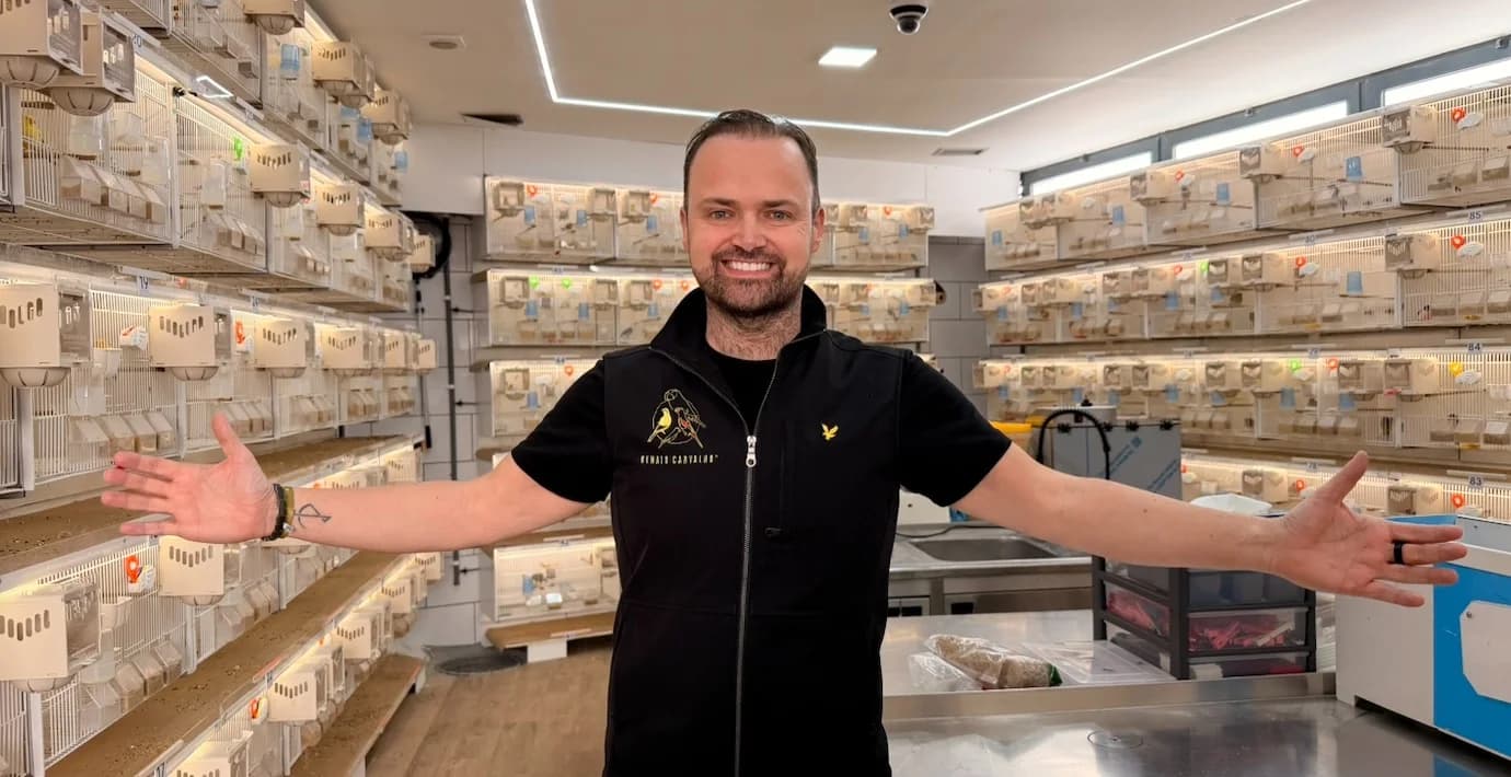 Renato Carvalho no seu aviário